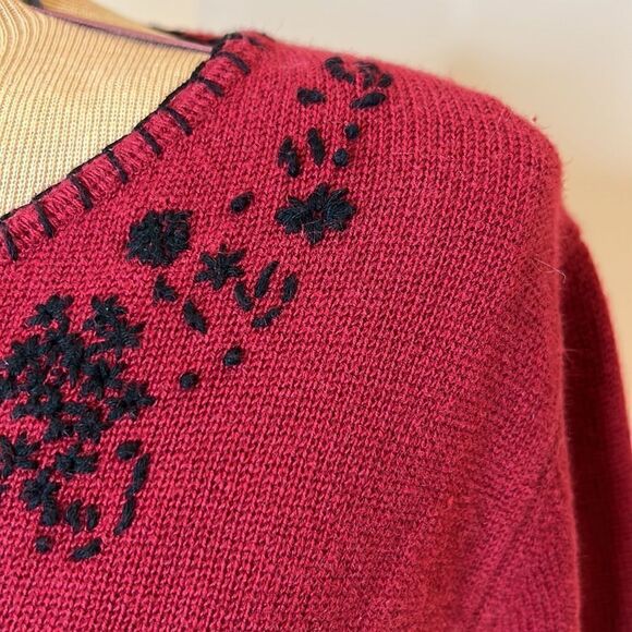 Woolrich Wine Color Sweater with Black Embroidery - Size Large - Picture 4 of 11